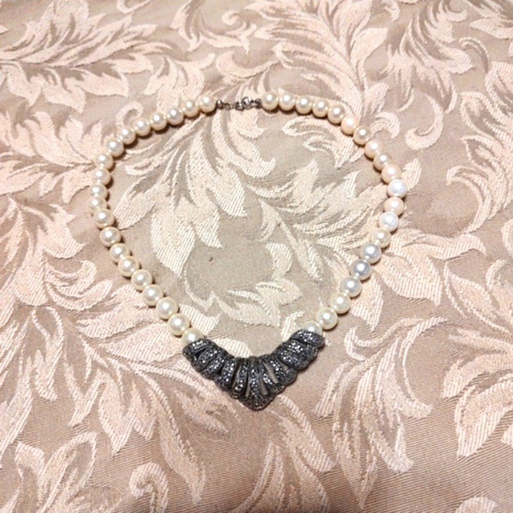 🐦⬛ Exquisite Art Deco Inspired Vivid White Pearl & Silver Statement Necklace - Picture 2 of 13